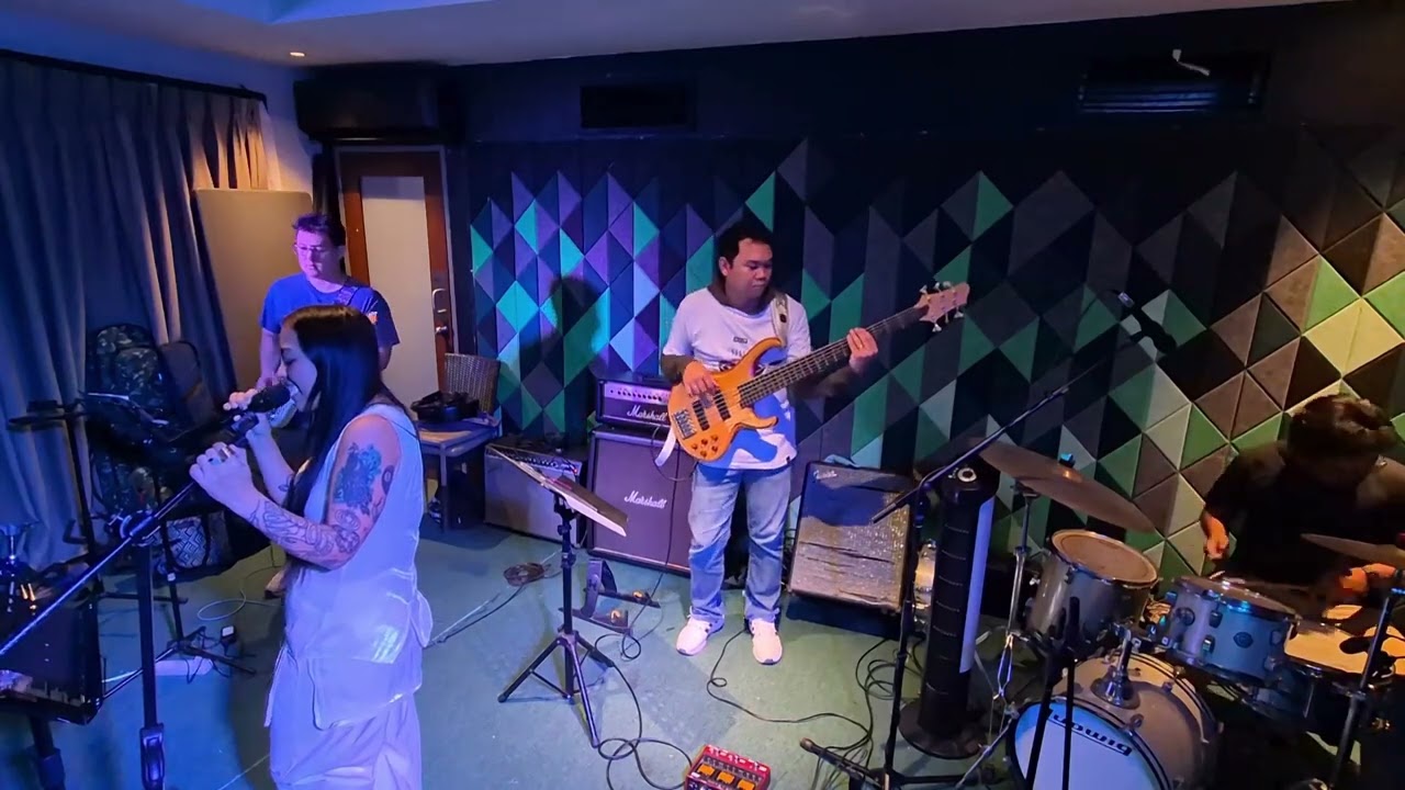 A Couple Minutes - Olivia Dean (Cover by Cerise) Live at Omerta 