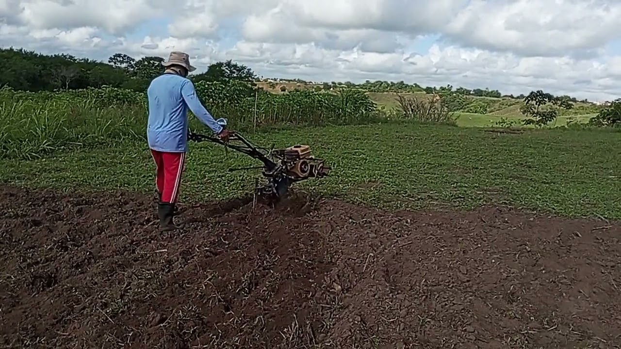 um modo fácil de ara a terra com o tratorito