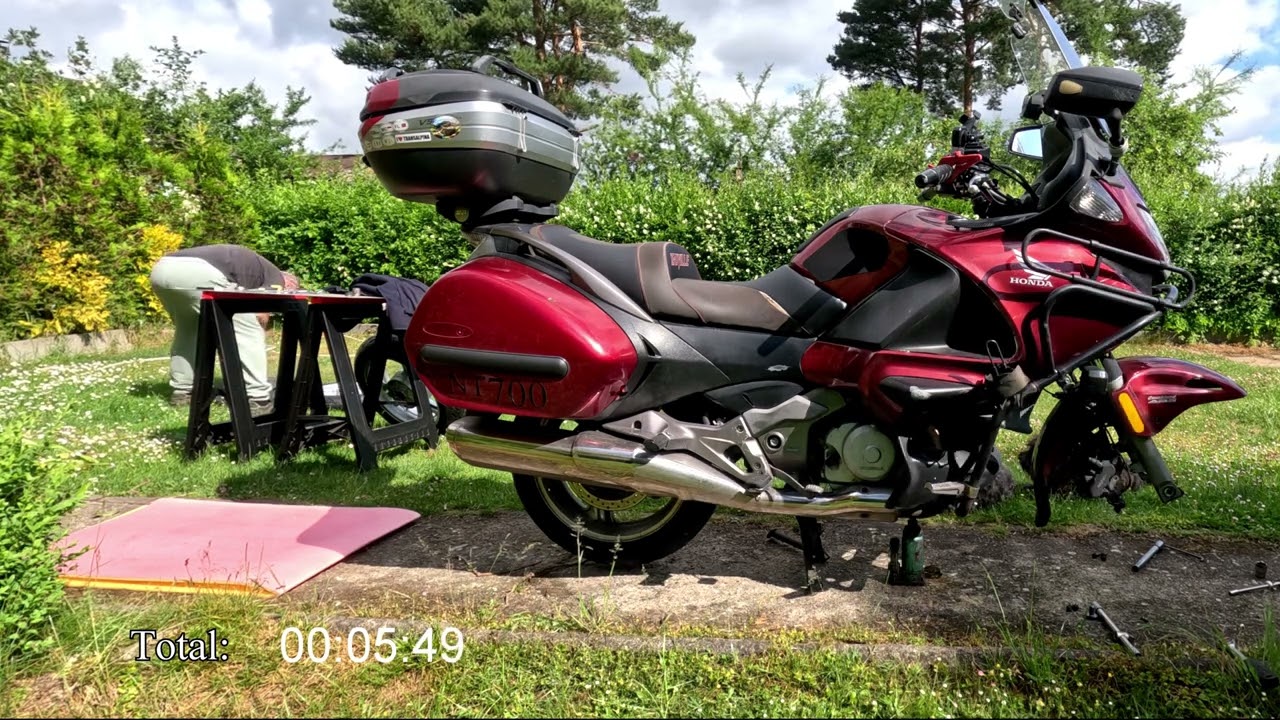 wymiana przedniego koła Honda NT 700 Deauville