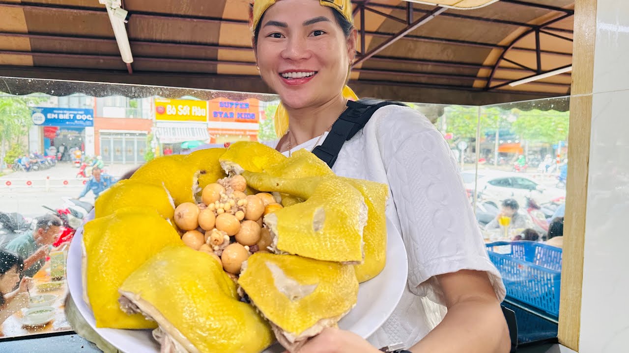 NGA SUMO LÀM ĐIÊN ĐẢO KHI ĂN MÂM GÀ KHỦNG NHẤT CỦA QUÁN BÁN NGÀY HƠN 2000 TÔ