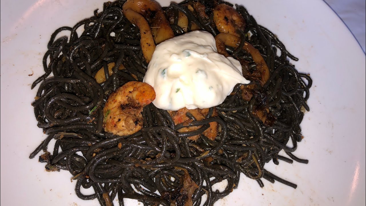 Espaguetis al nero de sepia con calamares y langostinos