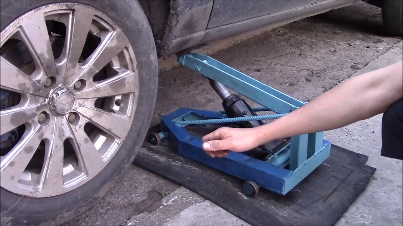 Домкрат подкатной