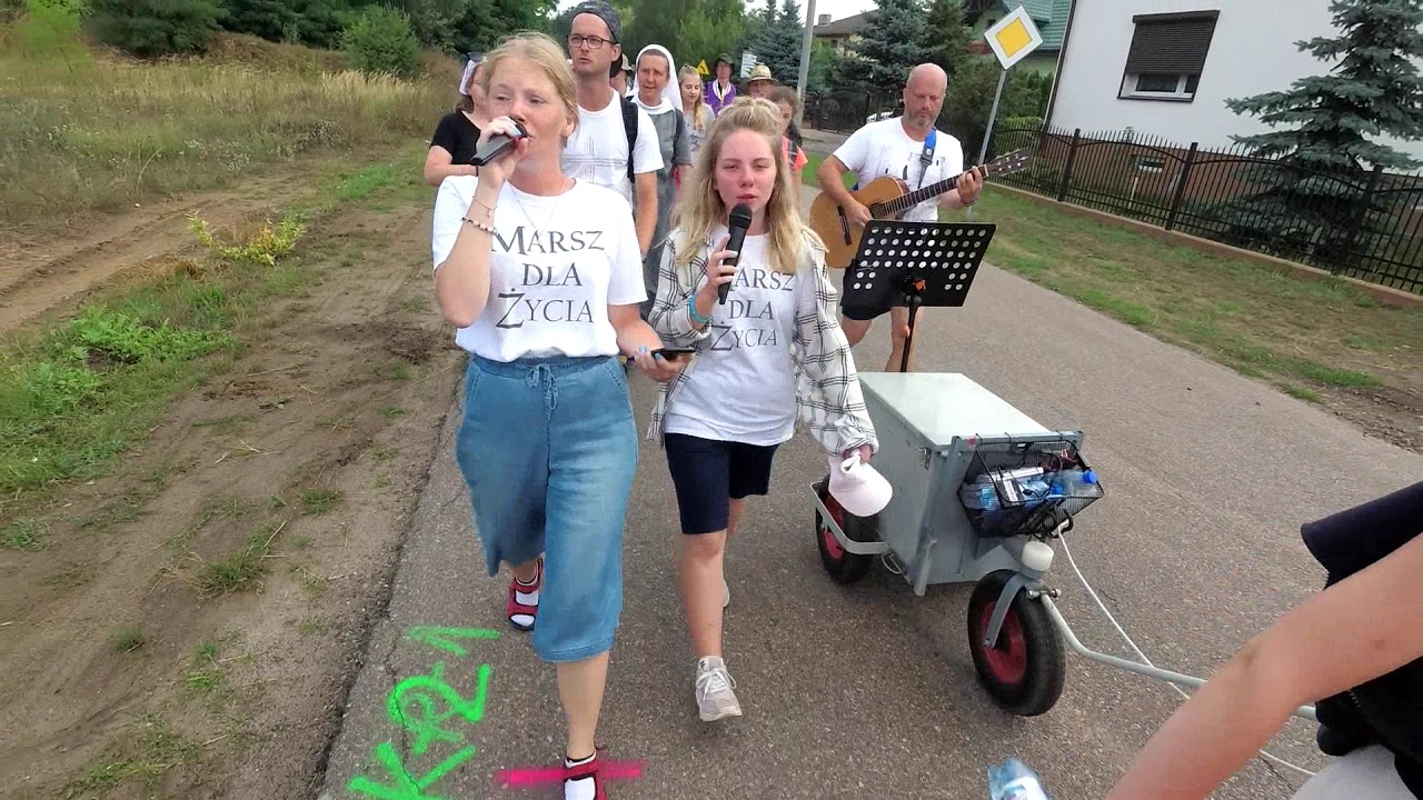 Rozmodlony tłum (Suknie kolorowe) - Zespół Przyjaciele