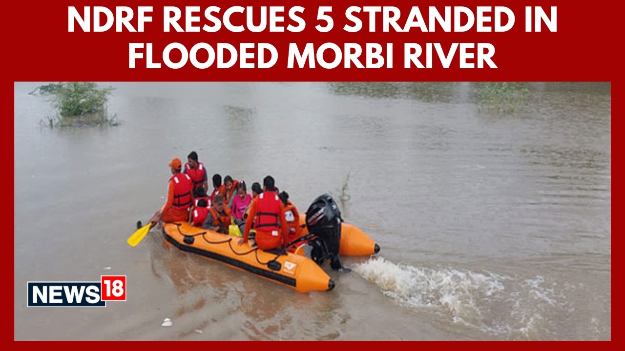 Gujarat Heavy Rain | NDRF Rescues 5 Stranded People From Flooded Kankawati River in Morbi | N18V