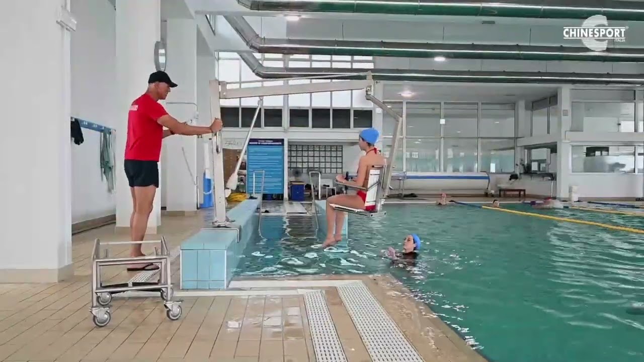 Pool lift with seat - To get over the barrier | Solutions for larger accessibility