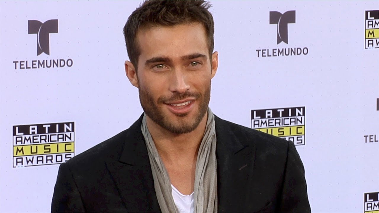 Rodrigo Guirao Diaz 2017 Latin American Music Awards Purple Carpet