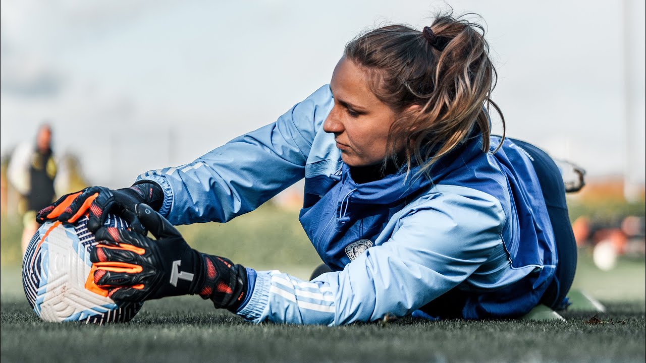 Inside pro training - behind the scenes with Janina Leitzig from @LCFC 🧤🔥.