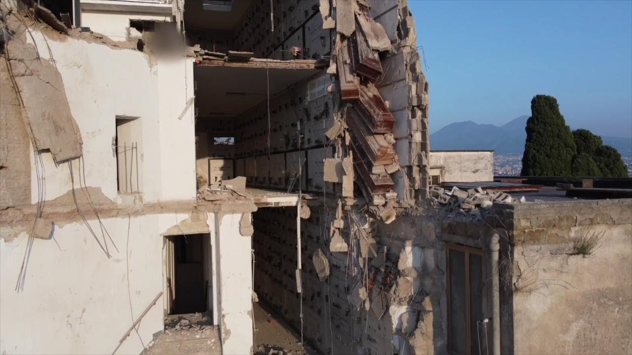 Napoli, nuovo crollo nel cimitero di Poggioreale: bare sospese nel vuoto