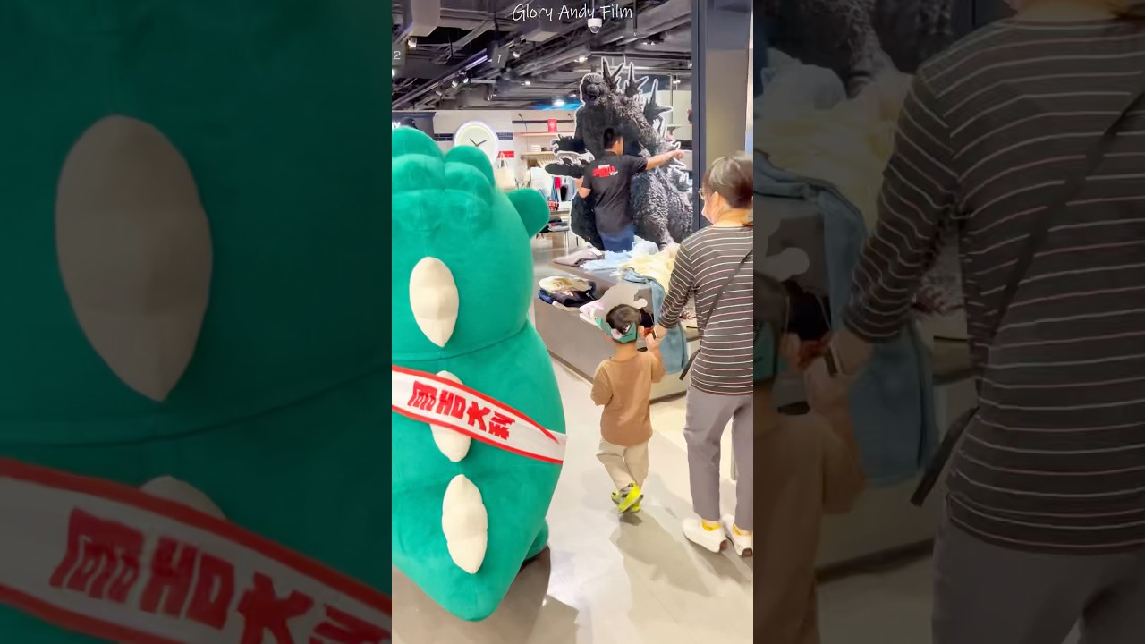 В магазине Godzilla Store собрали ОГРОМНУЮ статую Годзиллы? 😱 #шорты