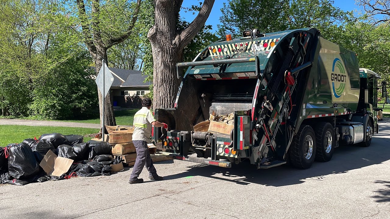 Groot Econic McNeilus Rear Loader Garbage Truck Packing Cleanup Day Trash