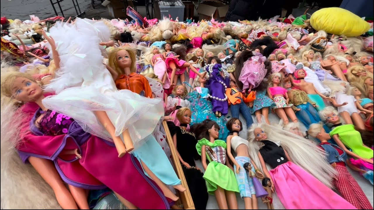 Found table full of vintage Barbie&rsquo;s. Encontr&eacute; mesa llena de Barbies antiguas part 1