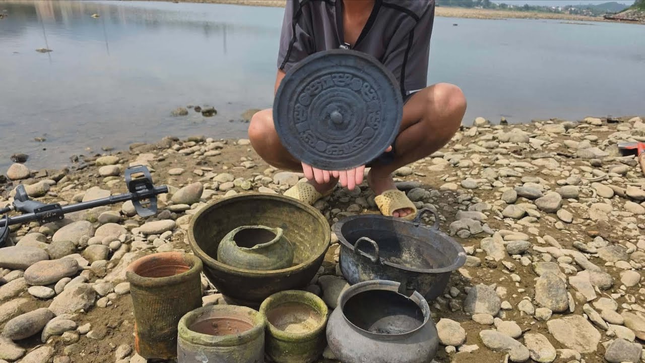 Tìm Thấy Một Chiếc Gương Đồng 500 Tuổi Nằm Bên Trong Nồi Đồng Hoa Văn Rất Đẹp Và Nột Chiếc Chậu