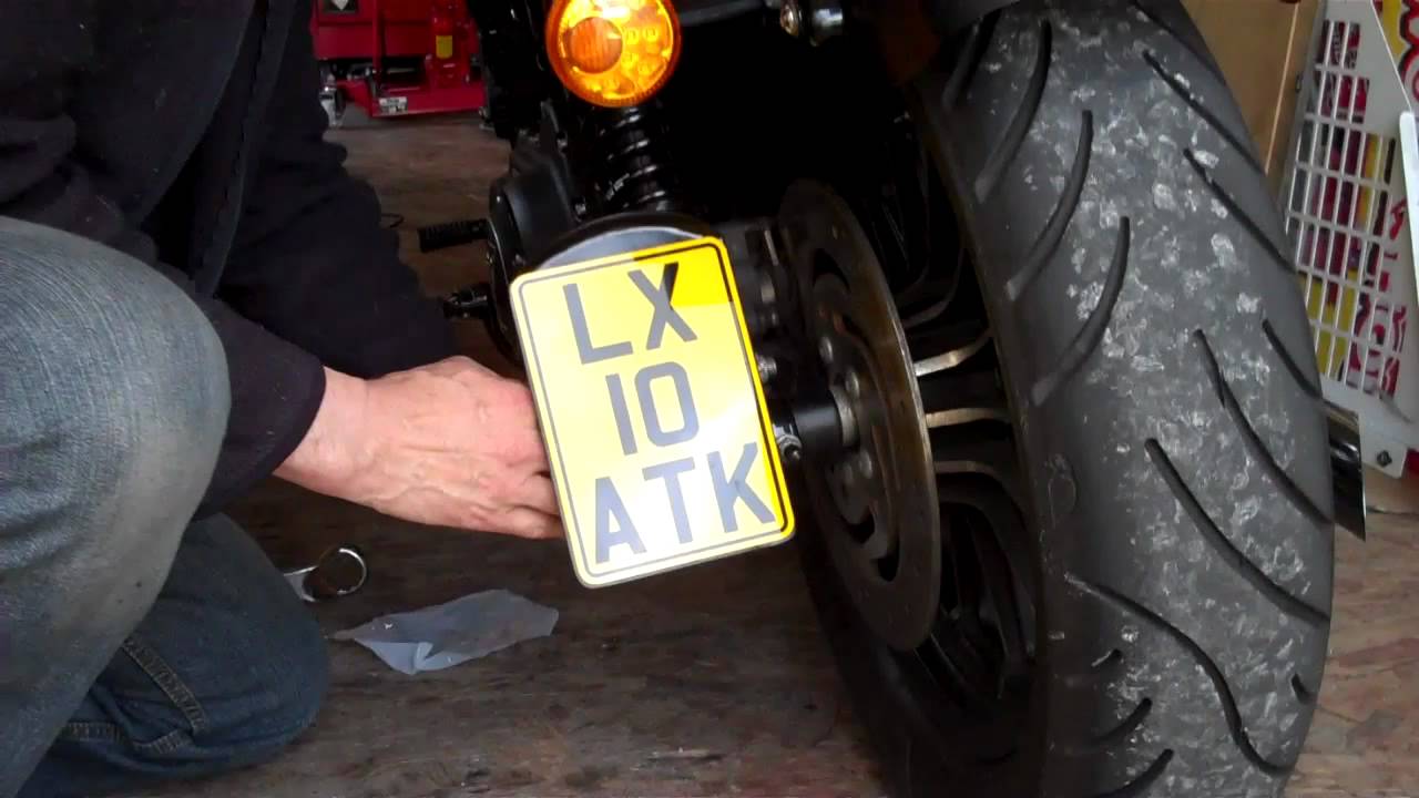 Delboy's Garage, Sportster 883 iron, Sidemount plate, fitted at last.