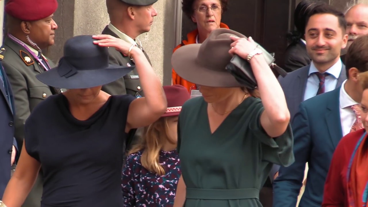 Prinsjesdag: de hoeden bij de Ridderzaal hadden de wind als grootste vijand