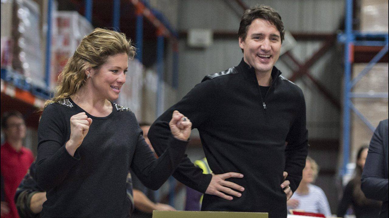 Justin Trudeau lends a hand at a Montreal food bank
