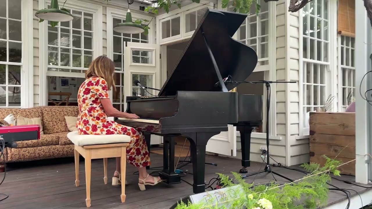 Anneka plays Piano Love / Funk Groove