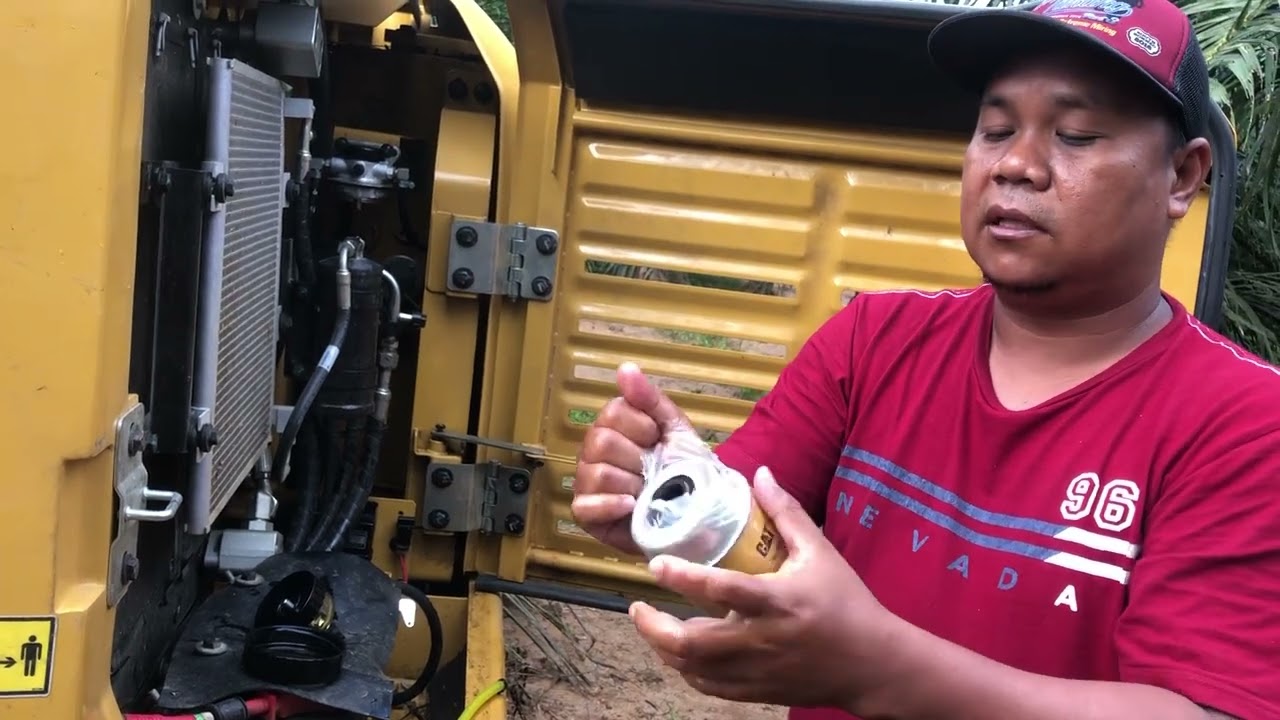 Perawatan dan Cara mengganti filter solar cat 305.5e2 #excavator #perawatan #caterpillar