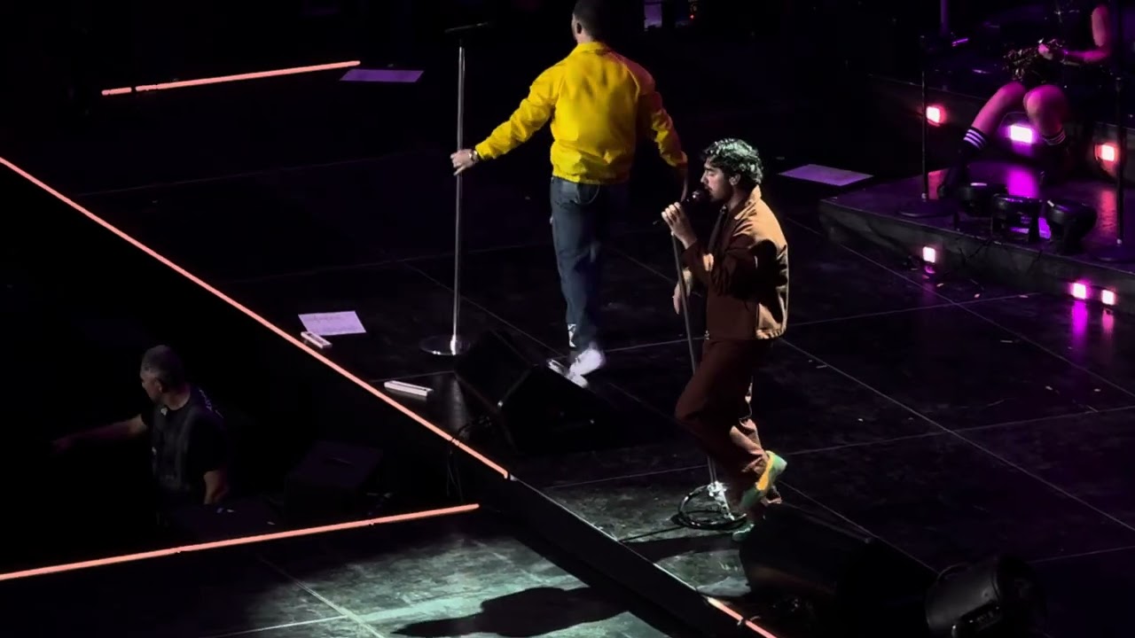 Jonas Brothers - Vacation Eyes [Live in Milan]