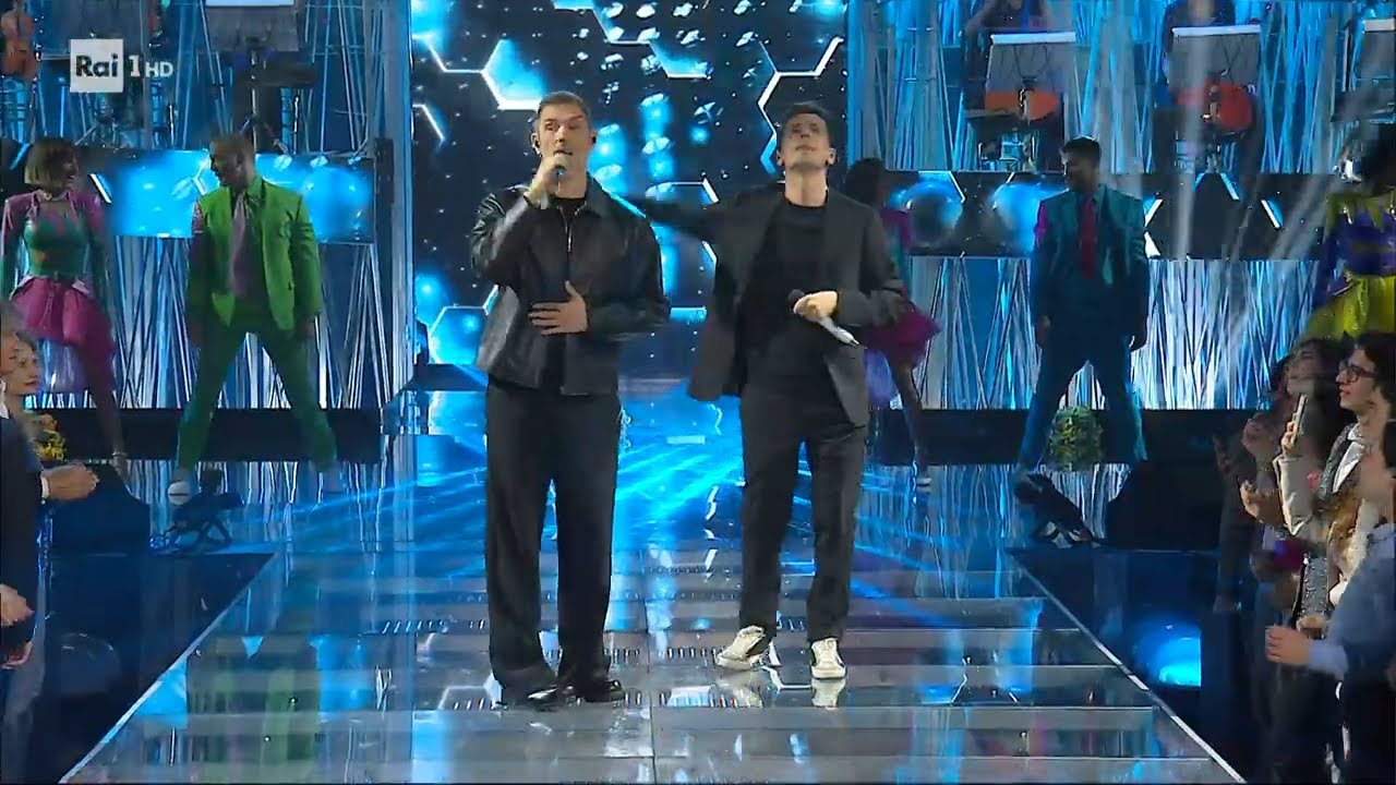 Gli Zero Assoluto cantano 