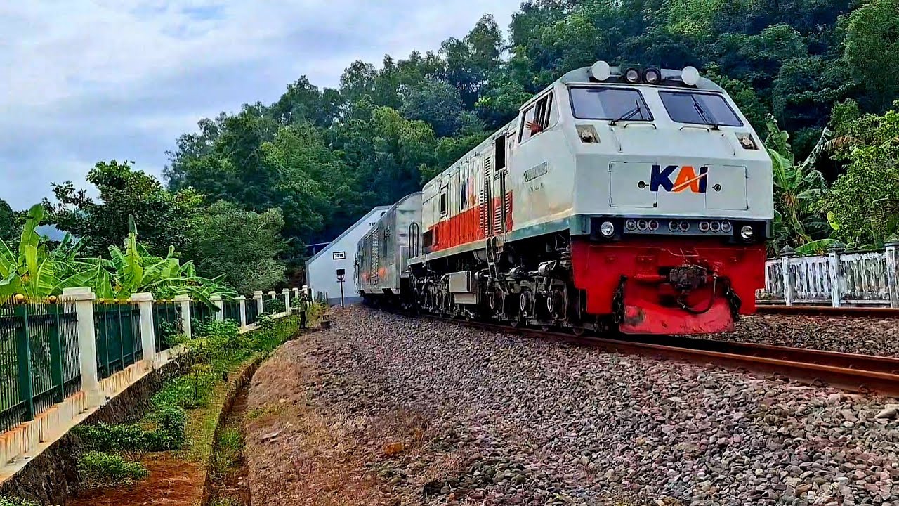 KERETA API PANJANG‼️ KERETA API NGEBUT DI PERLINTASAN MENIKUNG EPIC 1/3