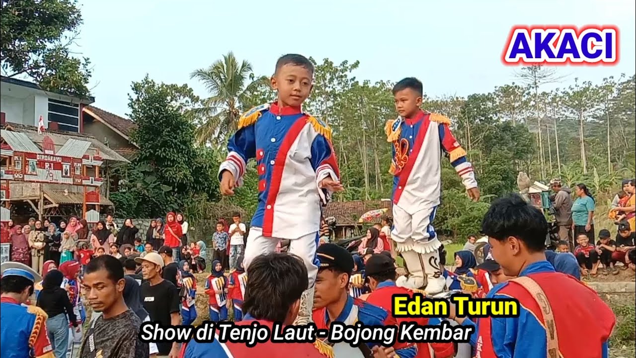 Raos !! Edan Turun Versi Drumband AKACI show di Tenjo Laut, Cikembar