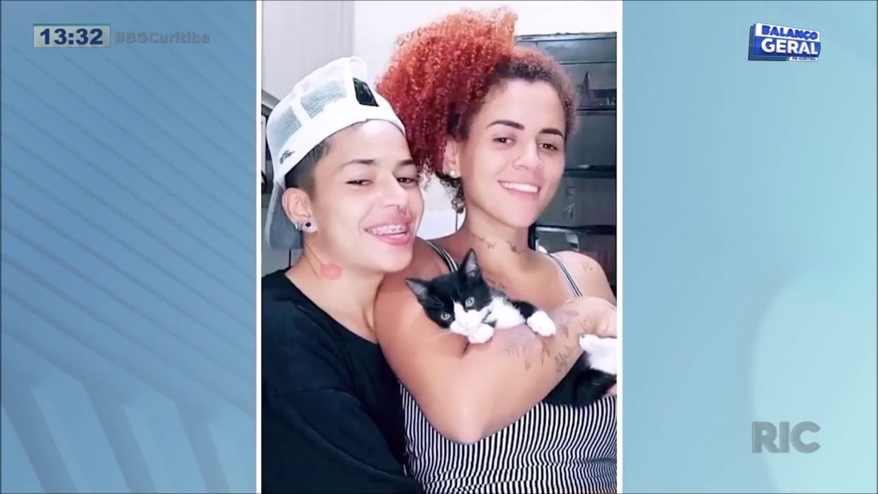 Mulher tenta invadir a casa da ex-namorada arrombando porta com botijão; vítima pediu ajuda em live