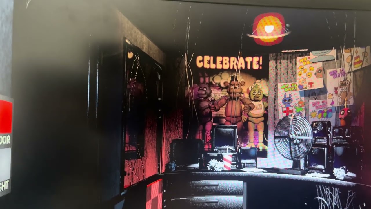 Ich spiele das erste Mal Five Nights at Freddy’s￼/ich habe mich erschrocken und sah sehr lustig aus😂