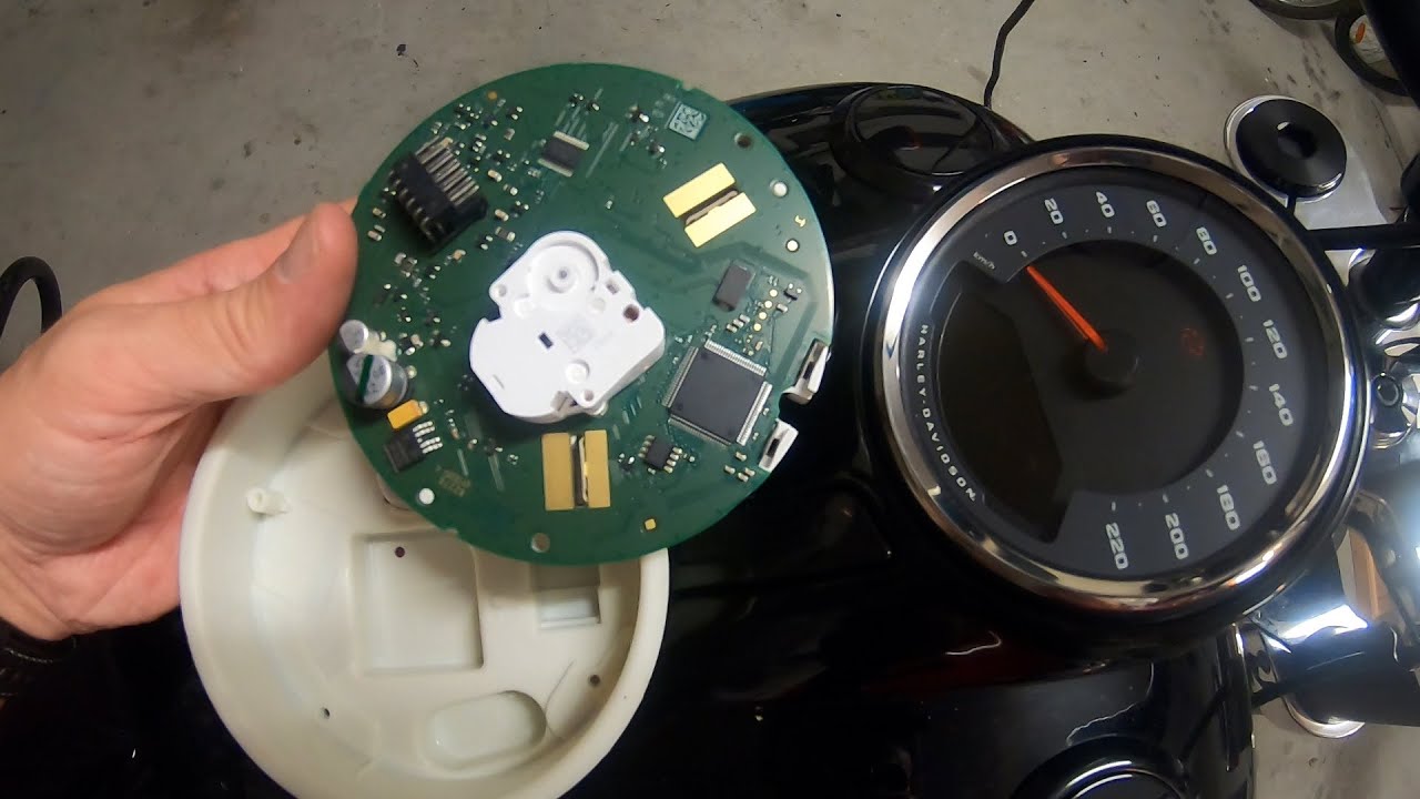 PULLING APART a HARLEY SPEEDOMETER