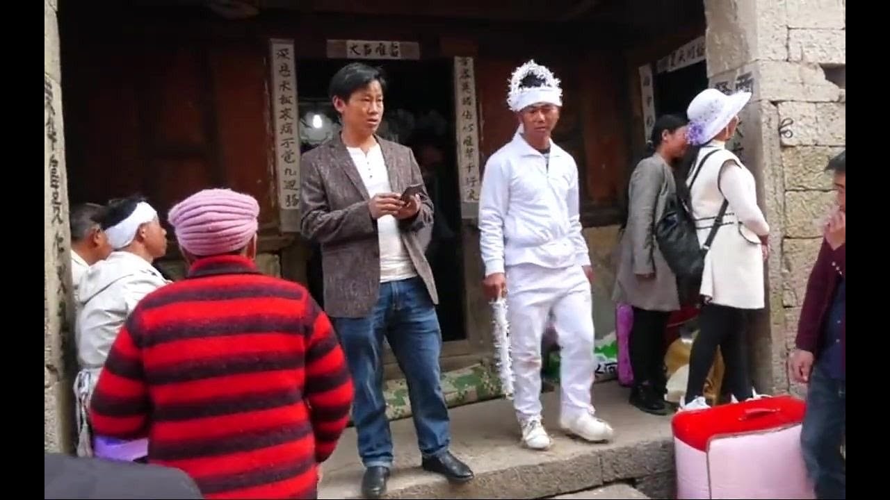 广西农村老人葬礼，这里的葬俗礼节很重，孝子们各个跪在地上祭拜