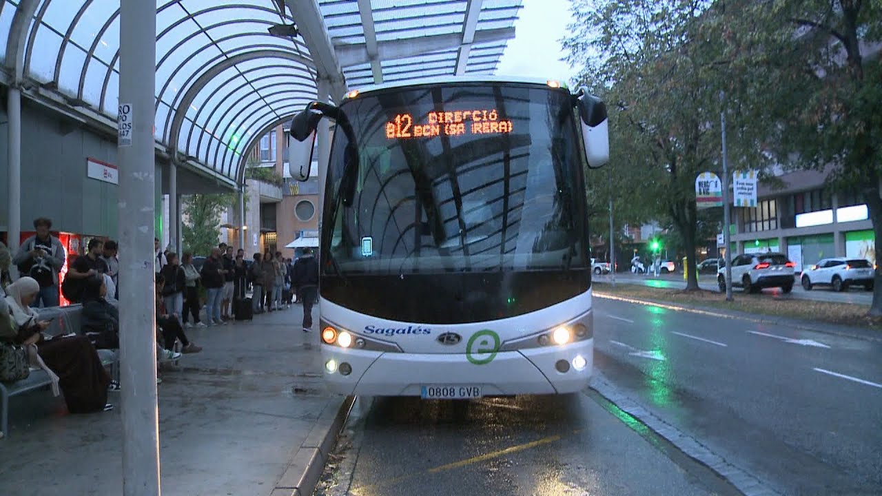 La pluja i els retards marquen el primer dia feiner després del pont del Pilar i amb l'R3 tallada