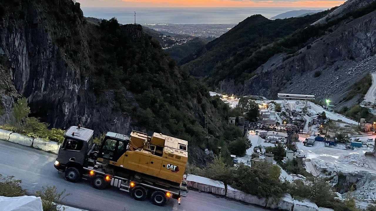 Trasporto cat 395 nelle cave di Carrara