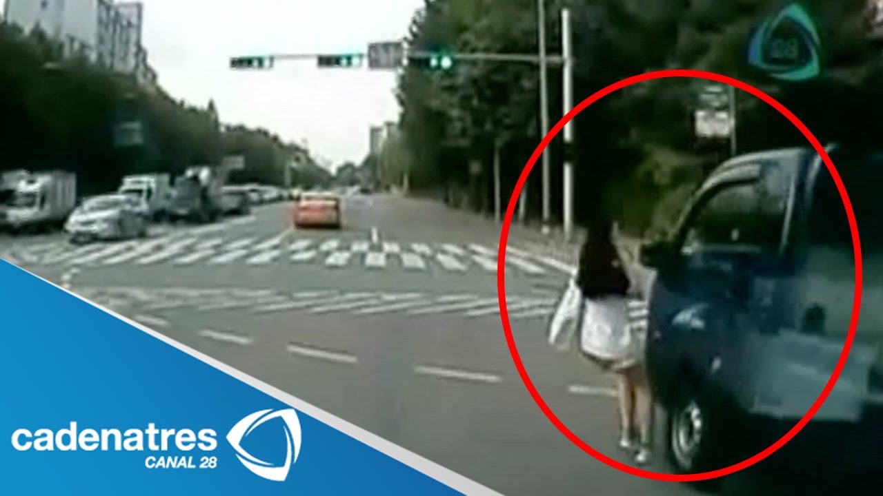 Impactante video- Mujer se salva de ser atropellada / Woman is saved from being hit