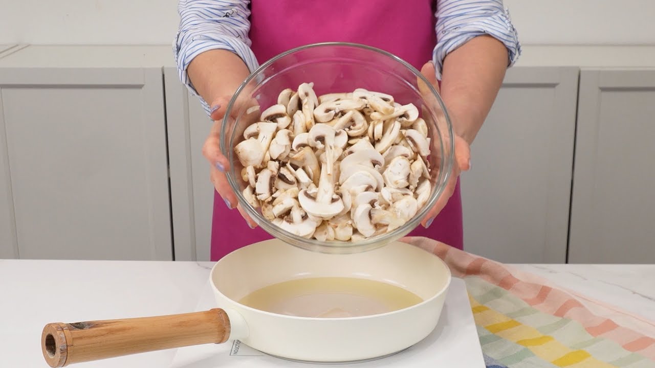 Pieczarki NIE PUSZCZĄ WODY i nie będą czarne! Dodaj tylko JEDEN składnik na patelnię!