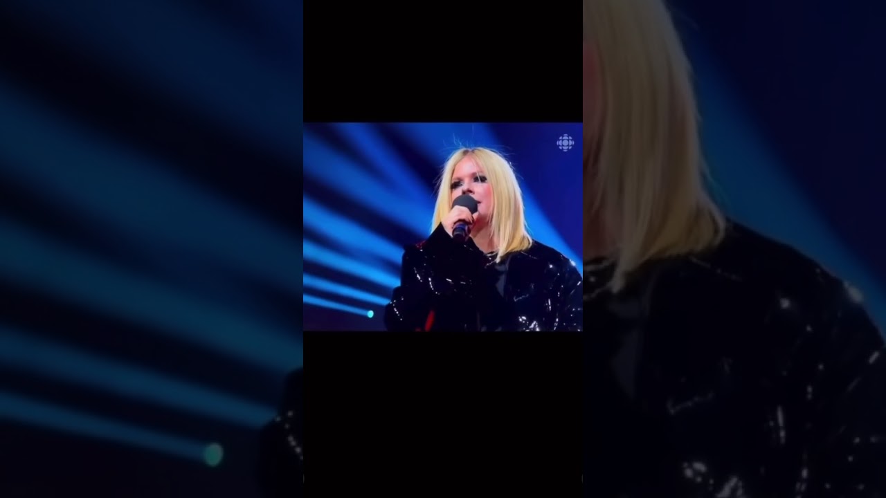 Avril Lavigne told topless random woman to get TF off the stage at the Junos 