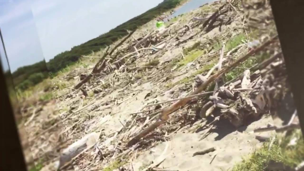 Attaccapanni per il bagno. Legni di mare, fune di iuta. Accappatoi ed asciugamani.