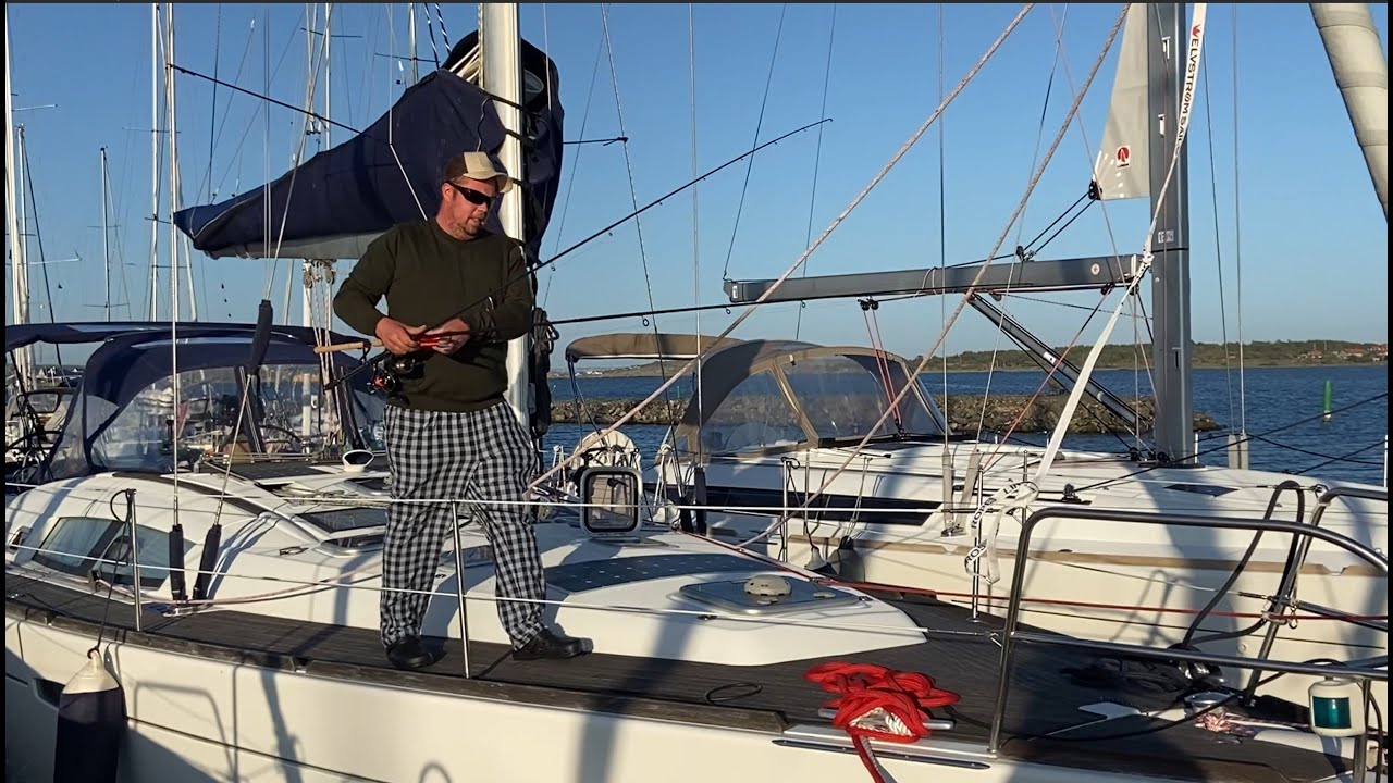 Vardagsliv i hamn - problem med navigationssystem, båtfix och midsommarfirande