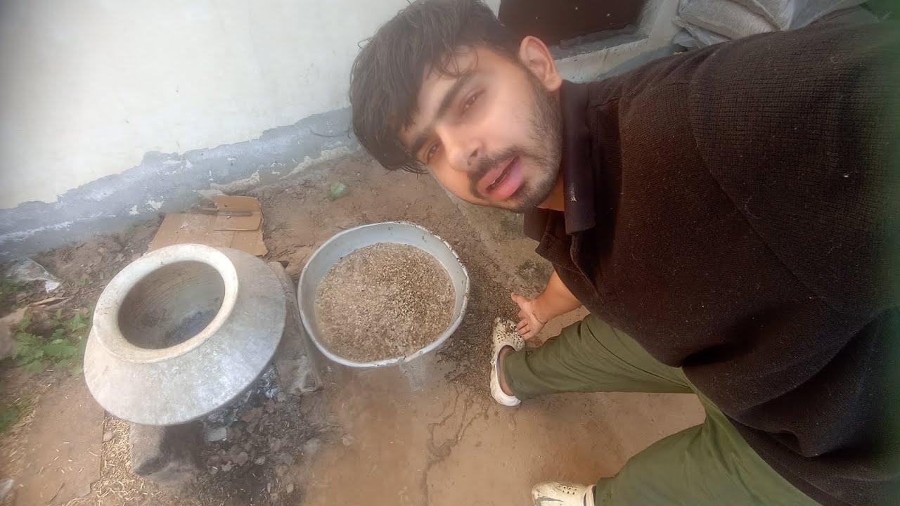 भैस के लिए डाल रहा था लेकिन च्याट पैर पे खिण्ड गया 😂