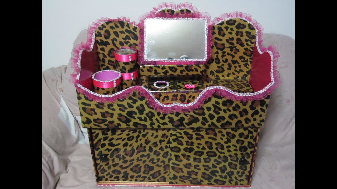 mueble tocador hecho de carton