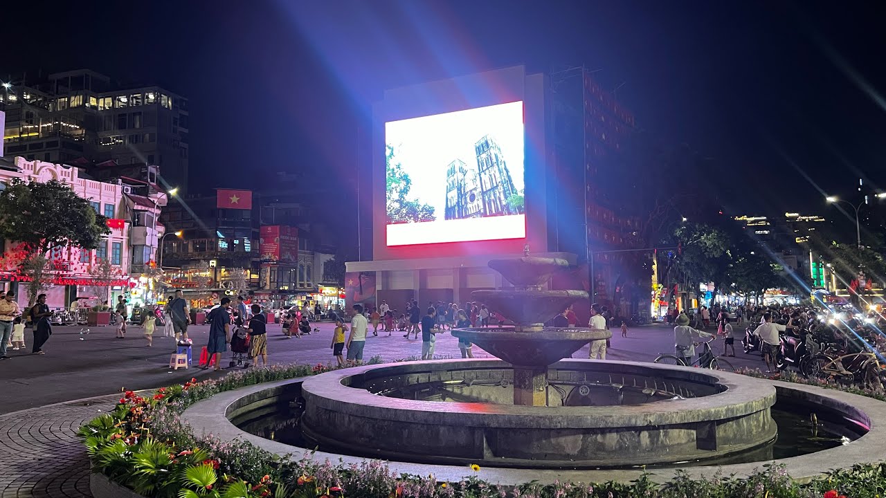 Hiện trạng Hàm Cá Mập và kem Thuỷ Tạ sau khi được cải tạo. Đông như kiến cỏ 😁