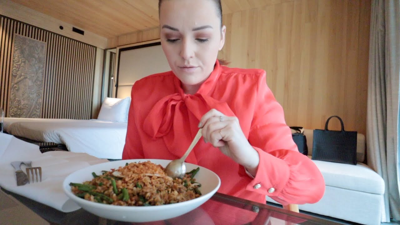 Hotel werken met nasi mukbang | Vloggloss 2216