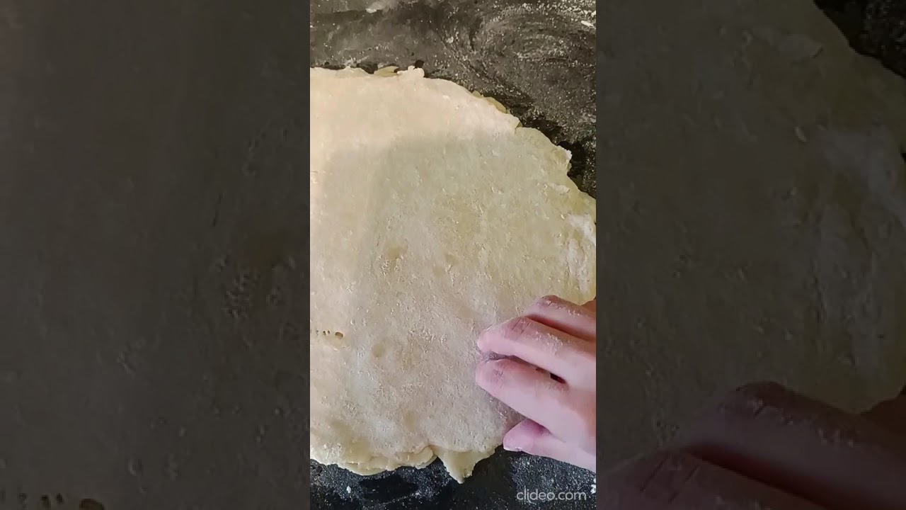 Сделала слоеное тесто и из него слойки с яблоком, также печенья с сахаром)