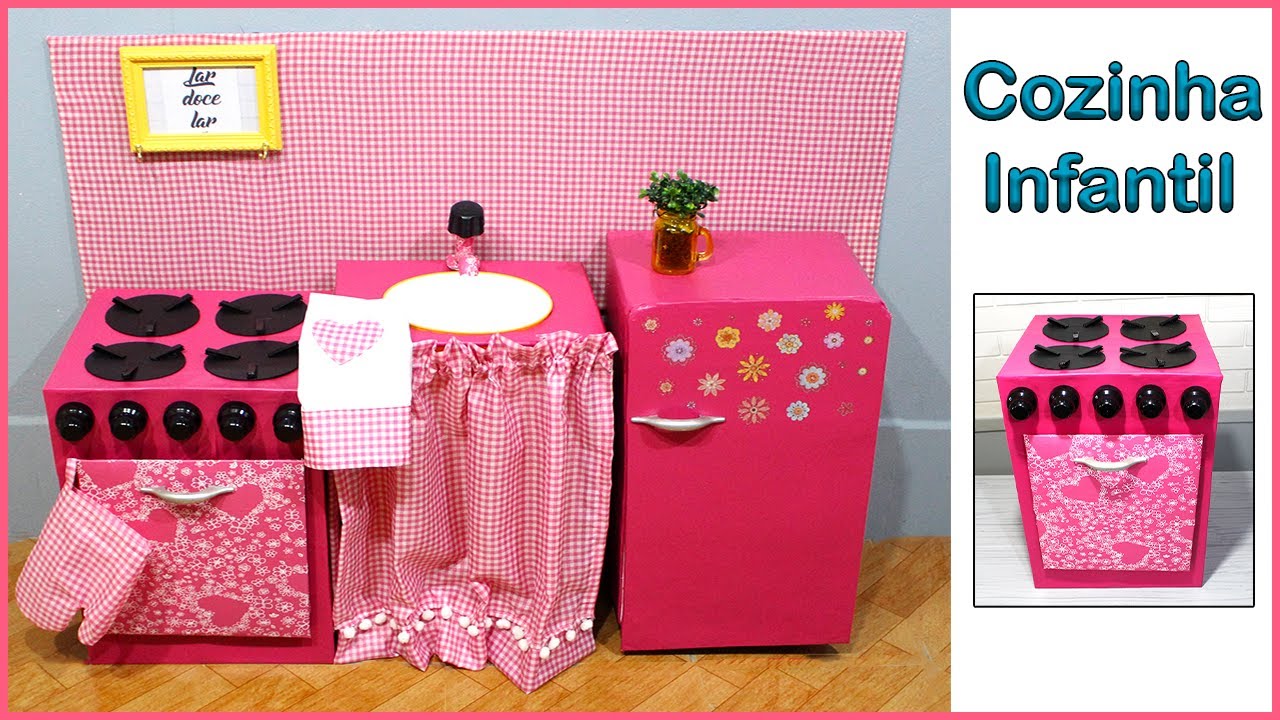 Cozinha completa infantil feita com papelão.