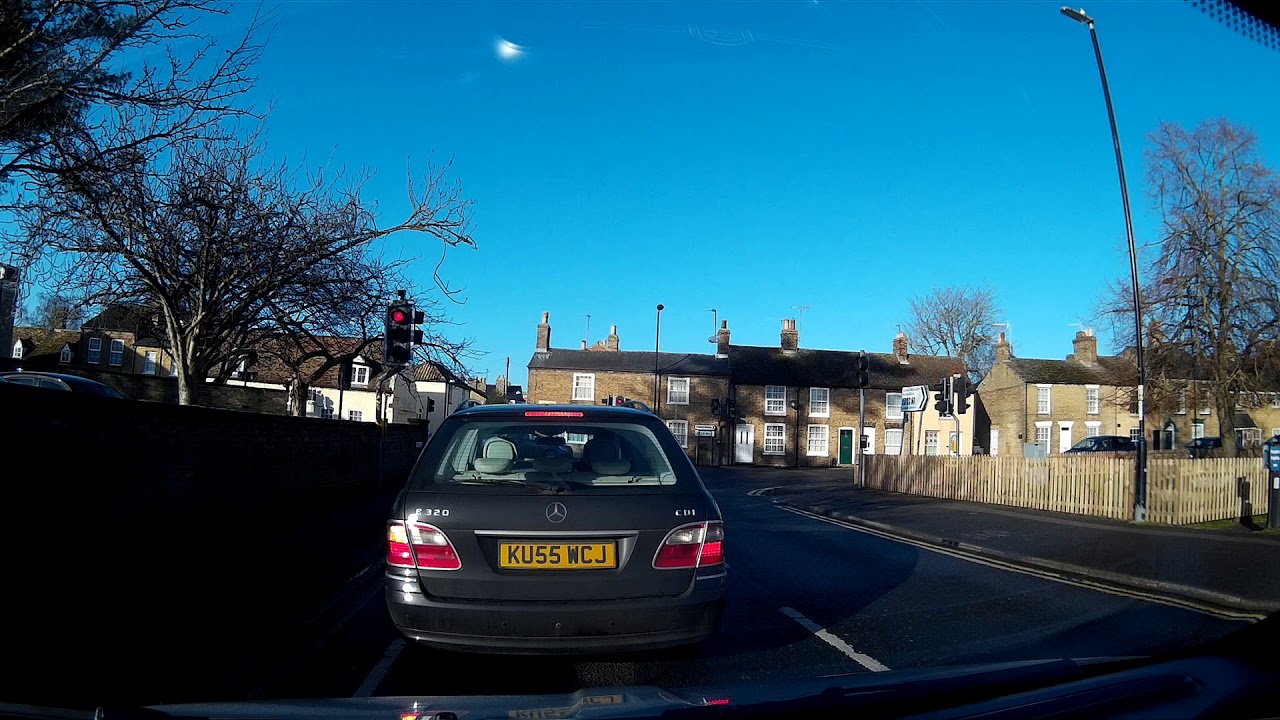 Cambs Dashcam - Ely, Cambridgeshire: Idiot drivers outside the Ely Police Station!
