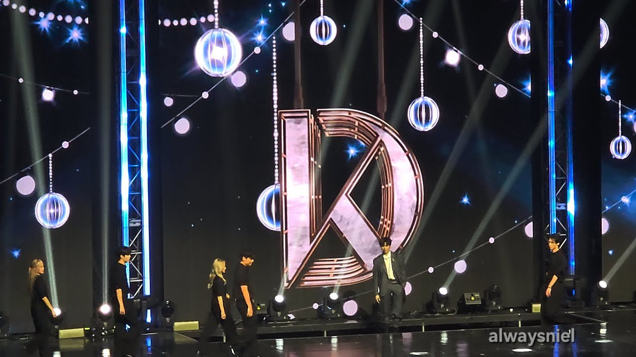2025 K-WORLD DREAM AWARDS Episode 로고와 함께 등장!! 