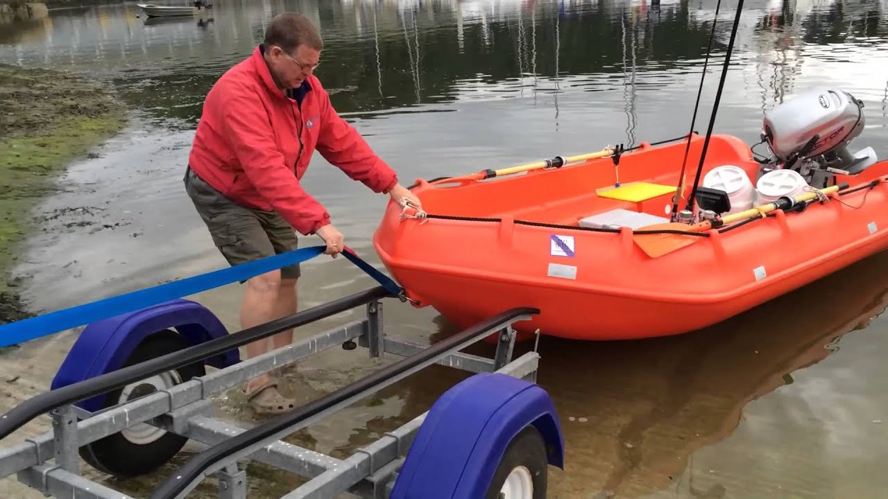 Whaly 370 boat launch and recovery