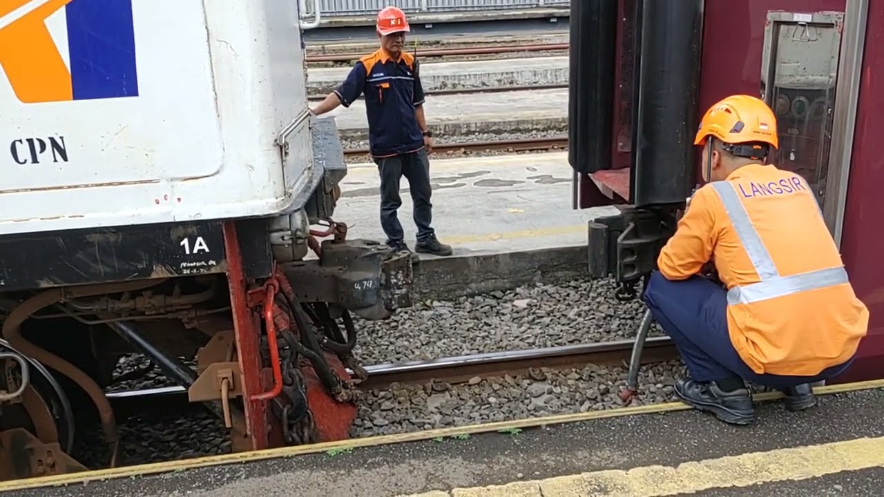 インドネシア鉄道特急アルゴ・パラヒャンガン号 機関車連結 Indonesian Railways 
