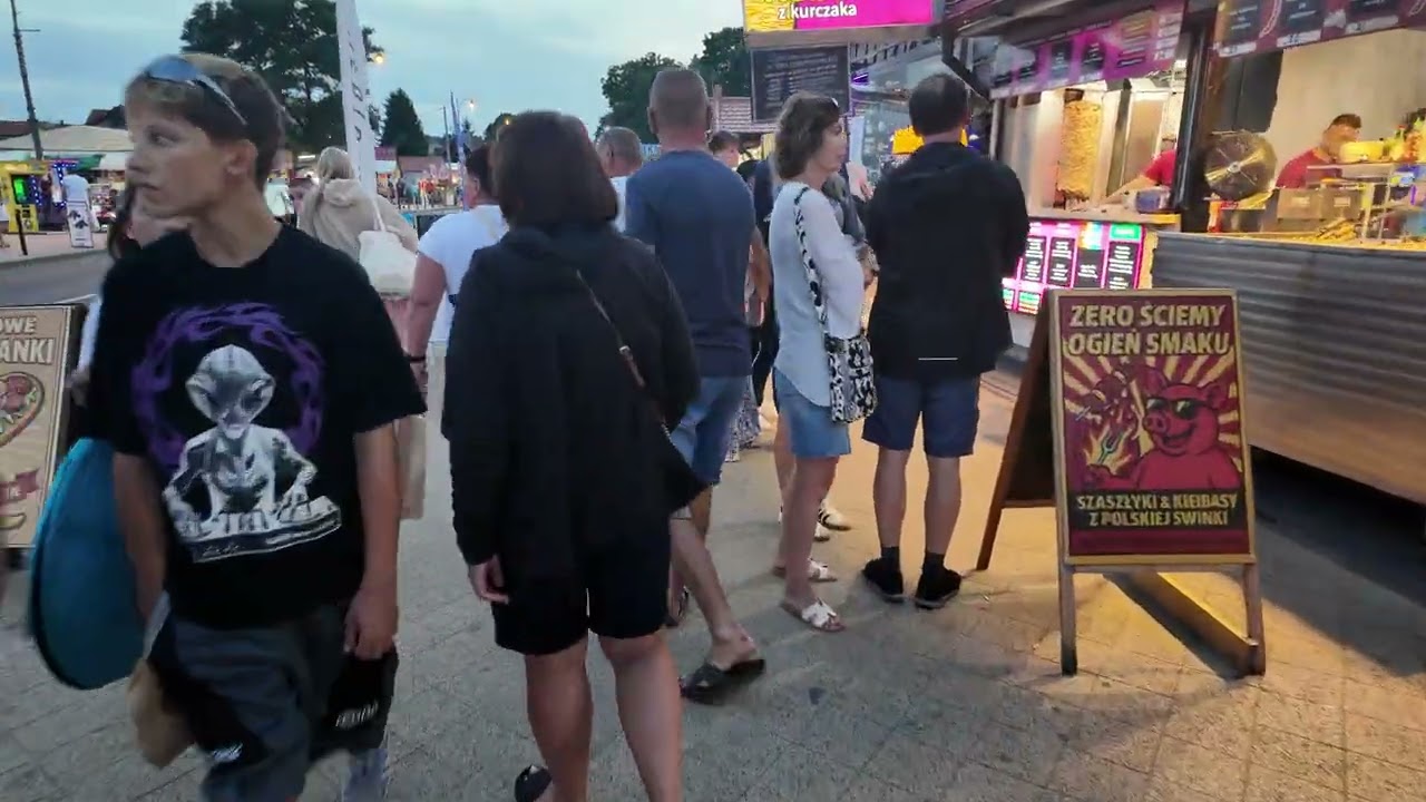 Realne nagranie - Wieczorne życie w centrum Krynicy Morskiej – wakacyjny klimat [4K]