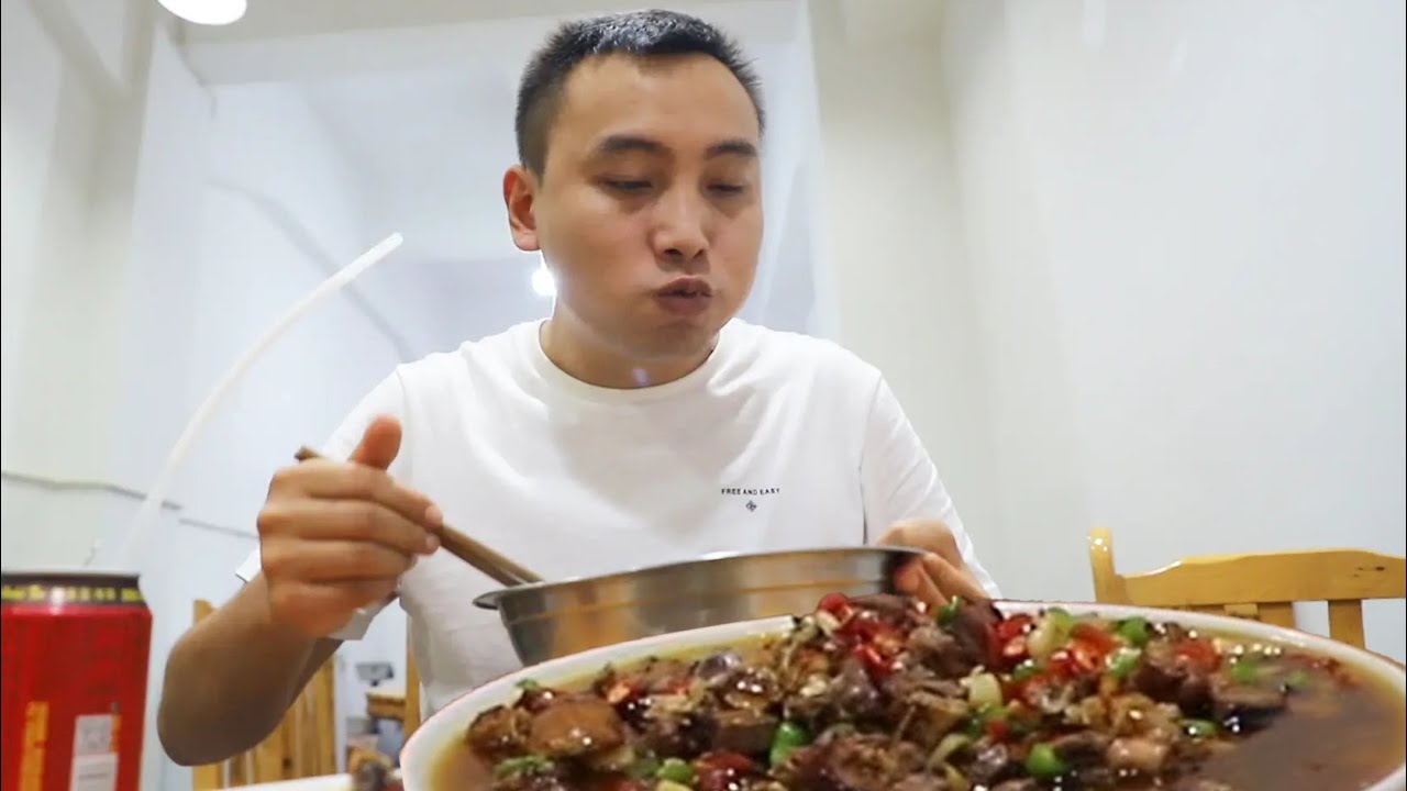 米饭哥下馆子，吃完一盆米饭，老板：米饭可以打包【米饭哥】