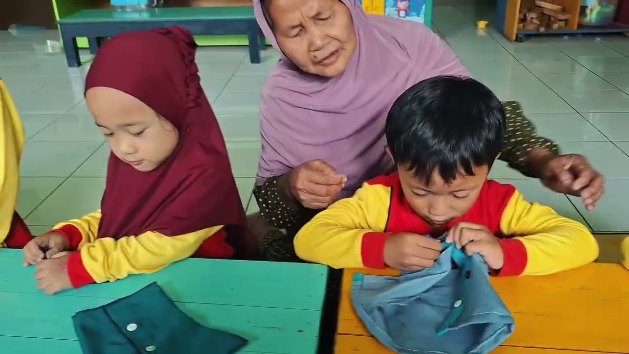 Aktivitas Seru Anak || Belajar Melipat dan Mengancingkan Baju