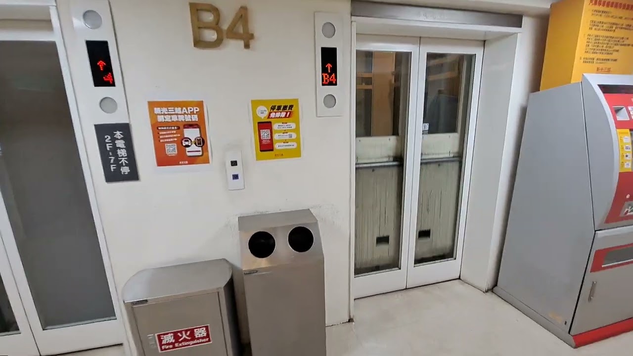 Hitachi elevators at Shin Kong Mitsukoshi Taoyuan 新光三越桃園駅店 日立エレベーター